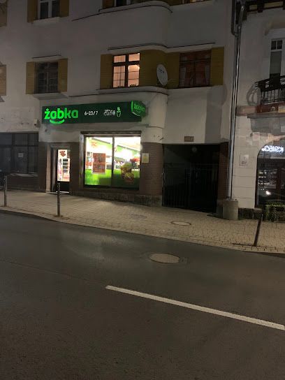 Żabka | Prosto z pieca, sklep przy dworcu Szklarska Poręba Górna