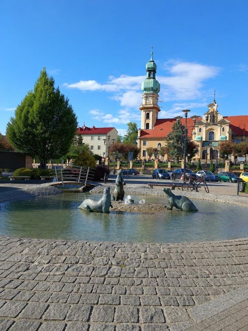 Fontanna z Wydrami, atrakcja w pobliżu dworca Tychy