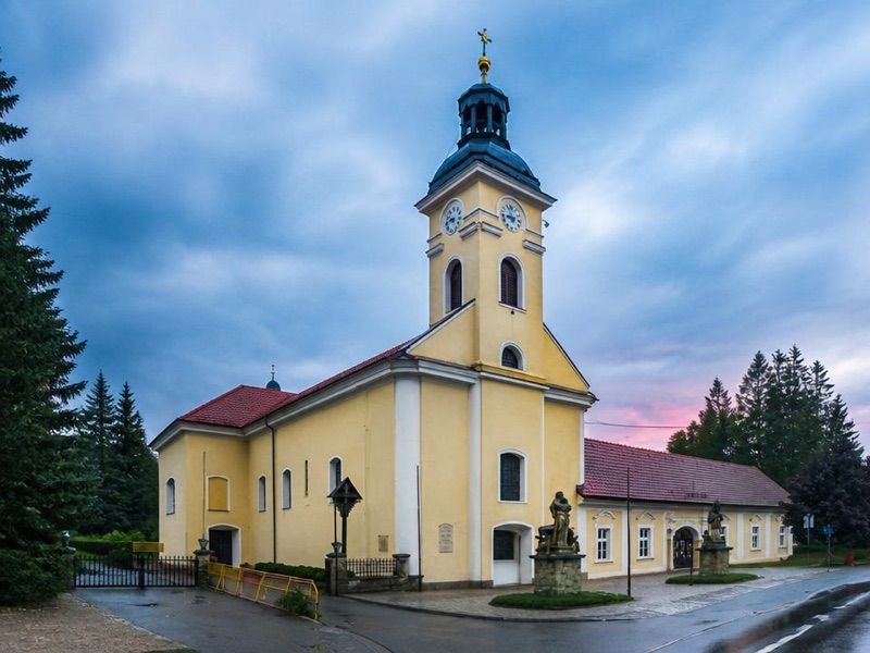 Kościół Rzymskokatolicki pw. św. Klemensa papieża i męczennika, atrakcja w pobliżu dworca Ustroń Zdrój