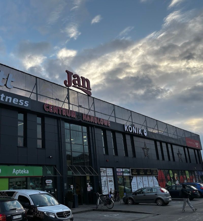Centrum Zakupowe "JAN" w Wadowicach, galeria handlowa w pobliżu dworca Wadowice