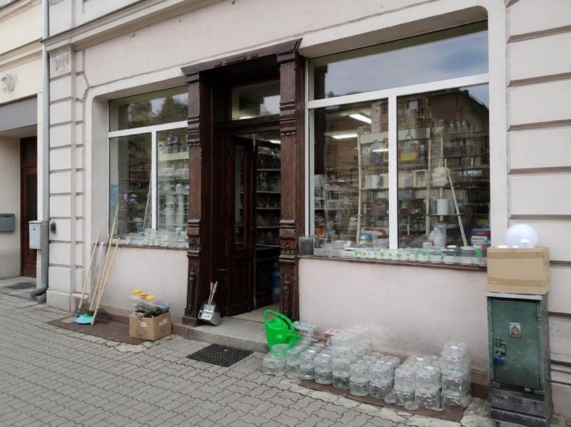 Kurhan, sklep przy dworcu Wieleń Północny