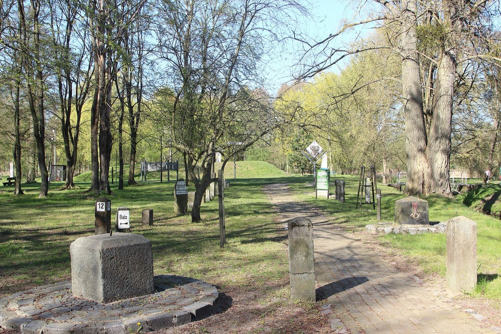 Park Drogowskazów i Słupów Milowych Cywilizacji, atrakcja w pobliżu dworca Witnica