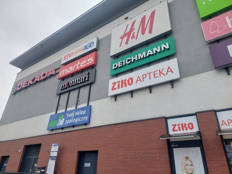 Galeria Dekada, galeria handlowa w pobliżu dworca Żyrardów
