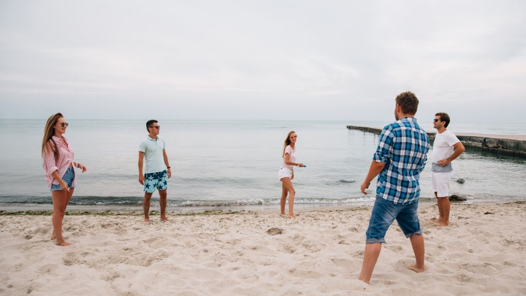 Atrakcje dla dzieci w Łebie - jakie miejsca na nie czekają? Ludzie na plaży