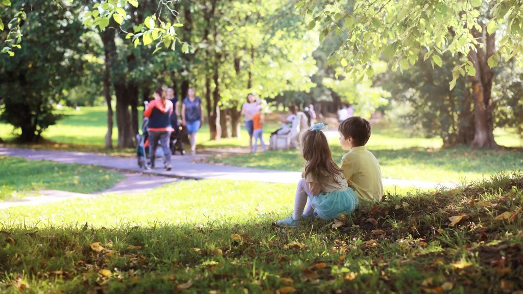 Tarnów - atrakcje turystyczne do zobaczenia w weekend lub dzień Ludzie siedzący w parku