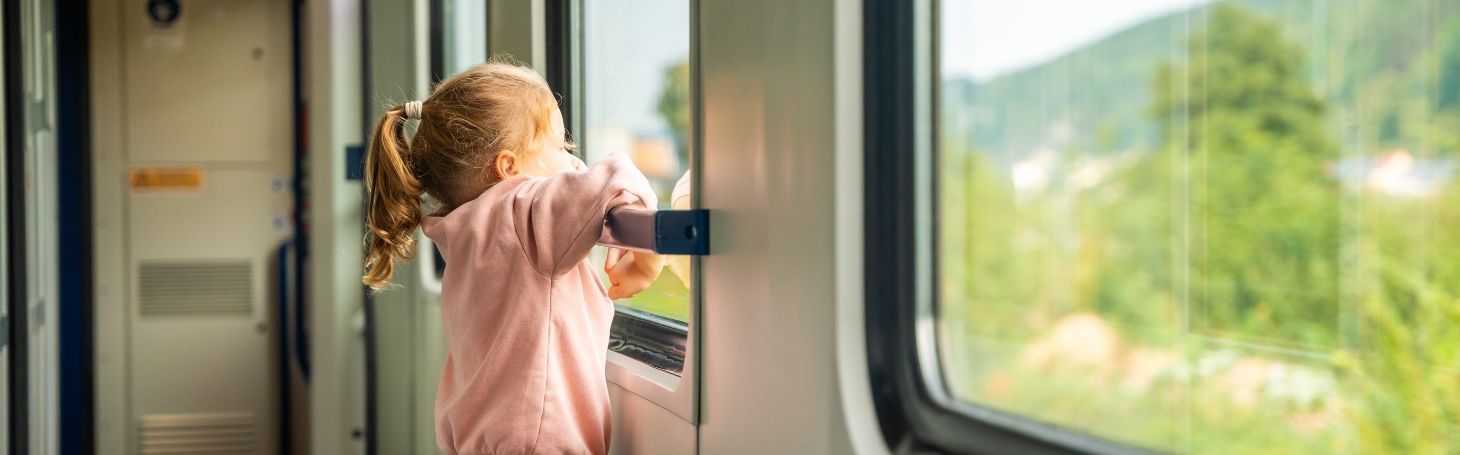 Dworzec PKP w Ustroniu Morskim Dziewczynka wyglądająca przez okno pociągu