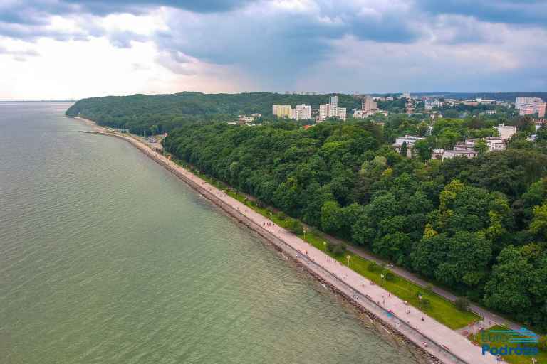 Gdynia ścieżka spacerowa nad brzegiem morza zdjęcie: deptak spacerowy nad morzem
