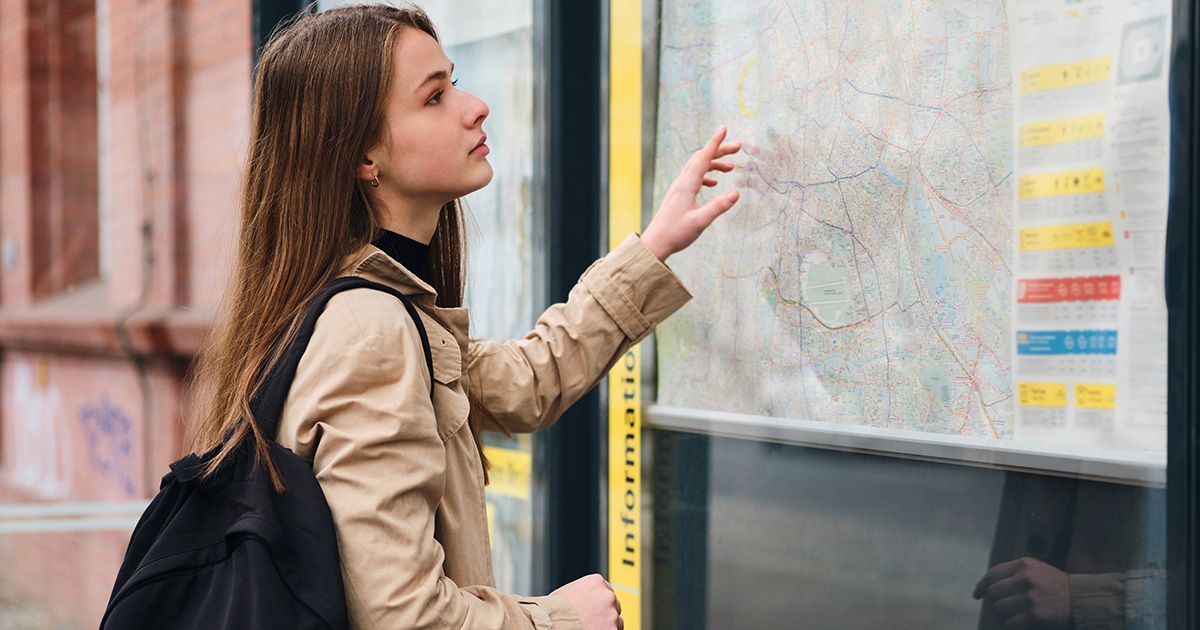 Adres i dojazd do dworca PKP w Rzeszowie Kobieta sprawdzająca mapę