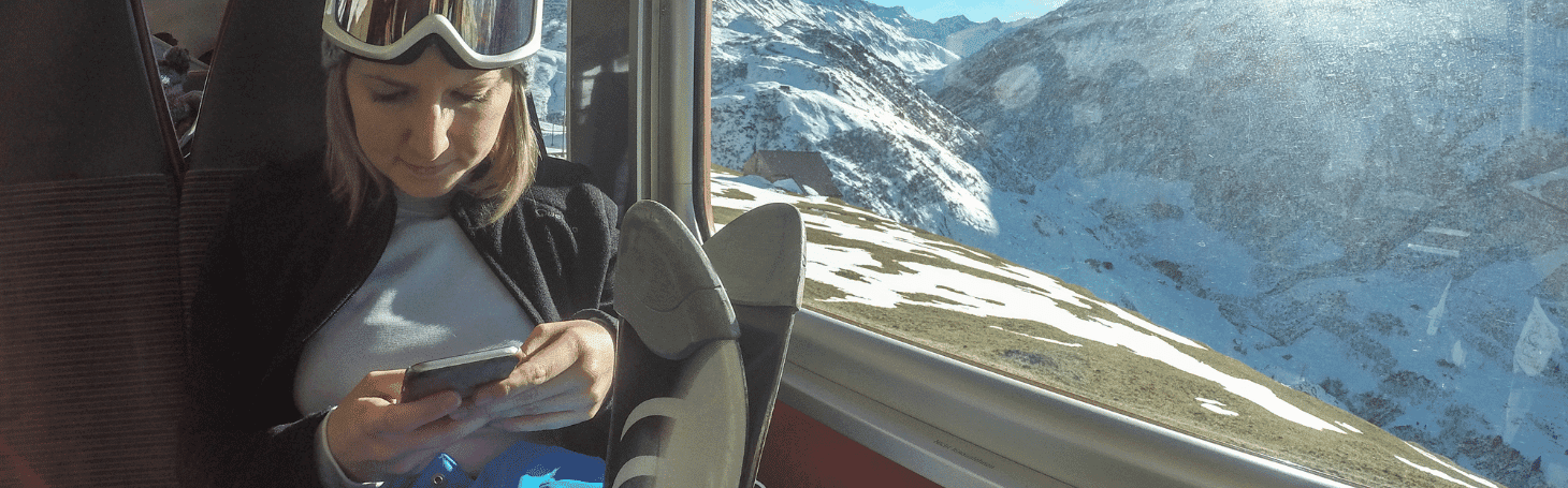 Travelski Express – wszystko, co warto wiedzieć o tym przewoźniku Kobieta jadąca na narty pociągiem