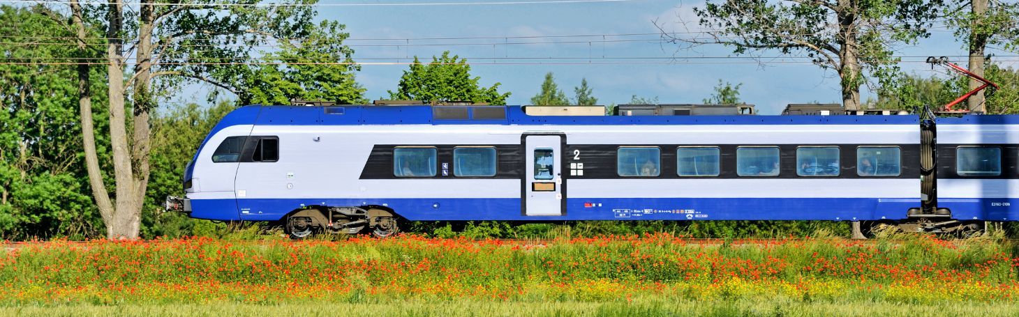 1 czy 2 klasa w pociągu Intercity? Porównanie, różnice i opinie Jadący pociąg