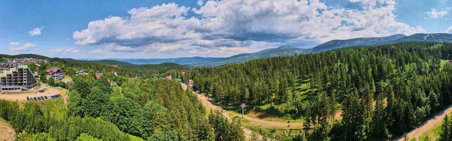 Karpacz - atrakcje turystyczne, które trzeba zobaczyć Widok na Karpacz i góry