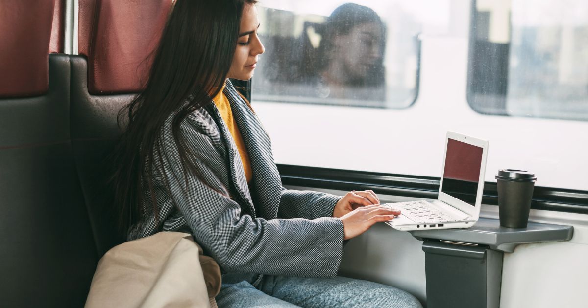 Reklamacja PKP za opóźnienie Kobieta w pociągu z laptopem