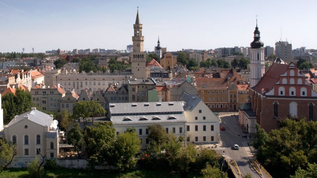 Ile się jedzie pociągiem do Opola? Czasy przejazdu z największych miast Opole - starówka