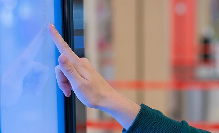 PKP Rzeszów – odjazdy i przyjazdy pociągów Osoba obsługująca automat biletowy