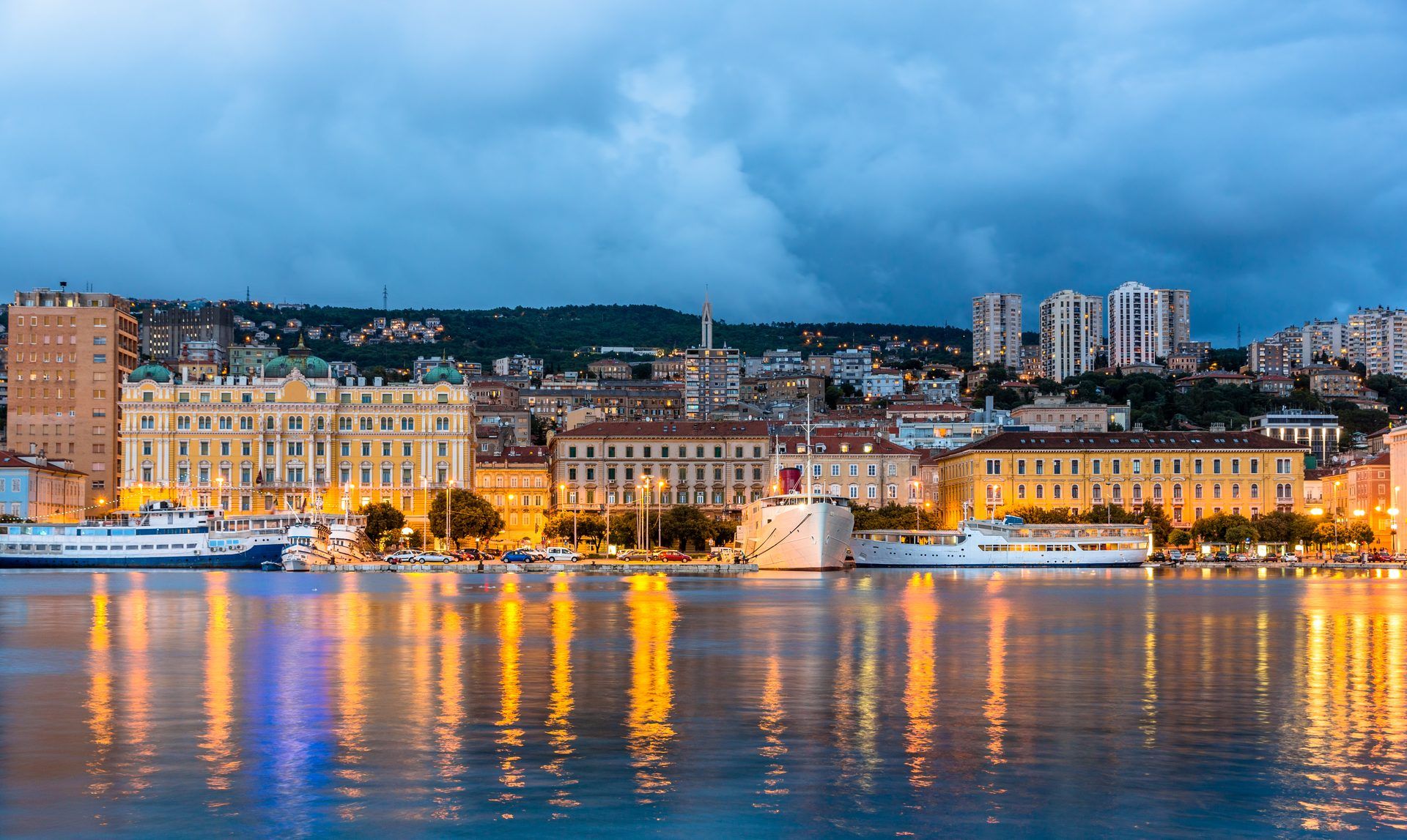 Panorama nocnego nabrzeża Rijeki Panorama nocnego nabrzeża Rijeki — pociąg Adriatic Express dociera tu o 10:04
