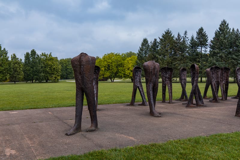 Poznań Park Cytadela Abakanowicz Grafika: rzeźby Abakanowicz w Parku Cytadela