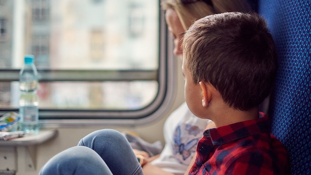 Zniżki dla dzieci w PKP Mama z dzieckiem w pociągu