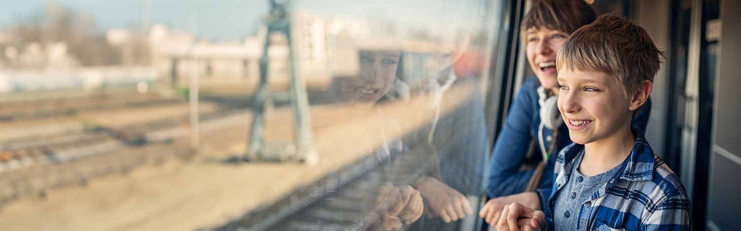 Zniżki dla dzieci w PKP Dwójka chłopców na korytarzu w pociągu