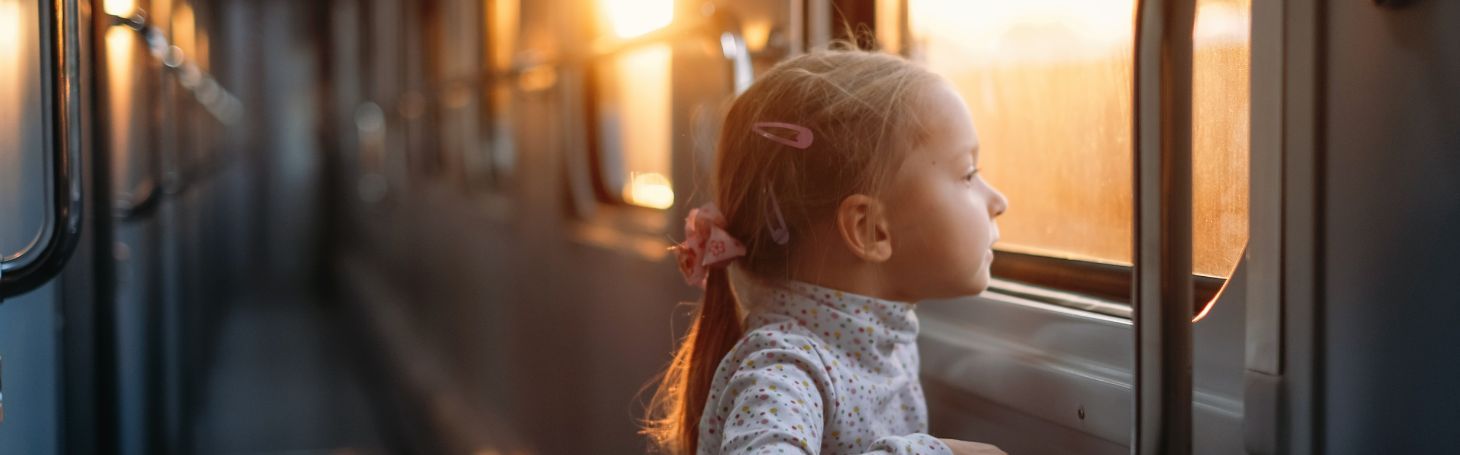 Przedział rodzinny w Pendolino Dziecko w korytarzu w pociągu