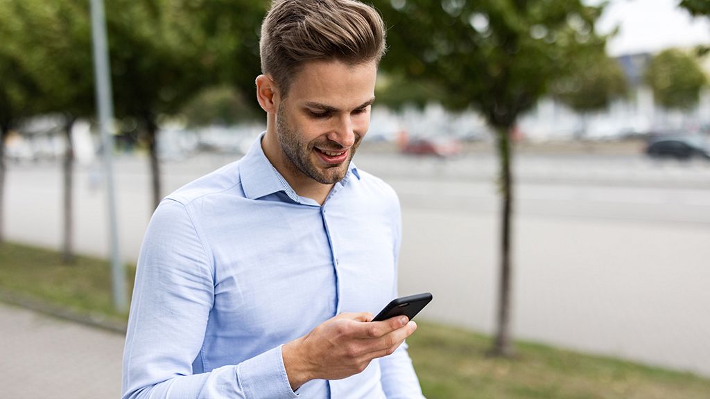 Dworzec PKP Iława Główna Pan patrzący na telefon