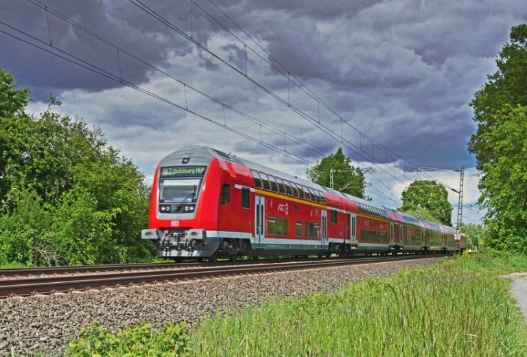 co zwiedzić w Berlinie czerwony pociąg