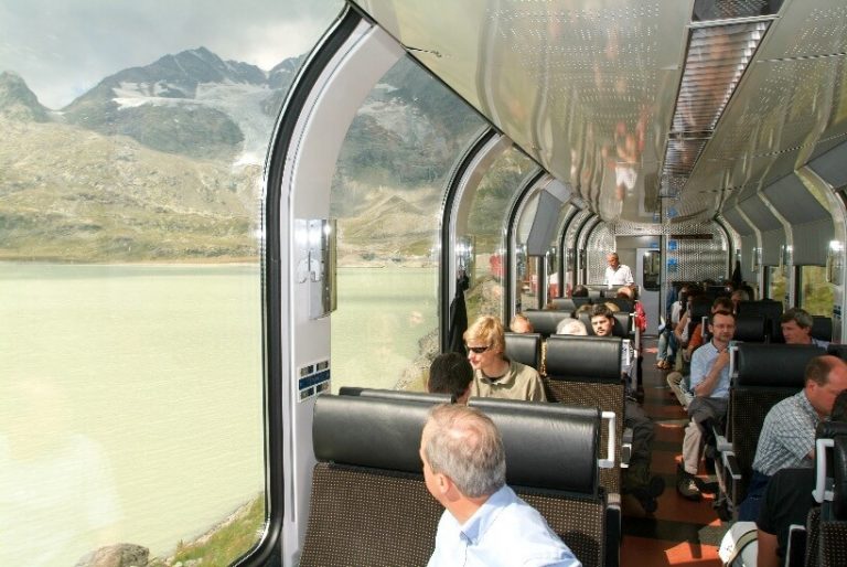 Szwajcarskie pociągi panoramiczne Bernina Express - zwiedzanie Szwajcarii koleją