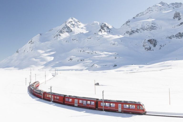 Szwajcarskie pociągi panoramiczne Bernina Express - kolej panoramiczna w Szwajcarii