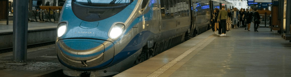1 klasa w pociągu pendolino – co ma do zaoferowania? Pendolino na stacji