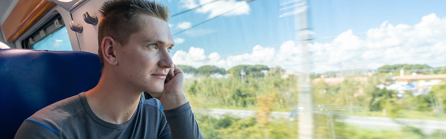 PKP Oświęcim - Kraków Główny - Rozkład jazdy pociągów Mężczyzna siedzący w pociągu
