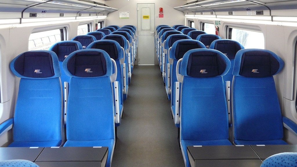 Podróżowanie samemu Widok siedzeń w pociągu