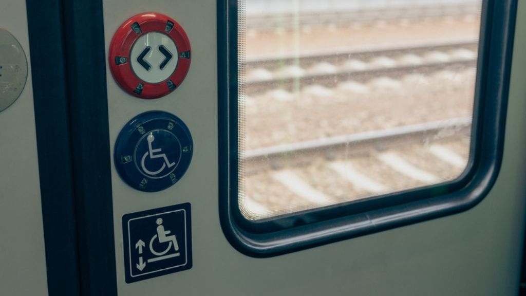 Podróż pociągiem osób z niepełnosprawnością Oznaczenia niepełnosprawności w wagonie