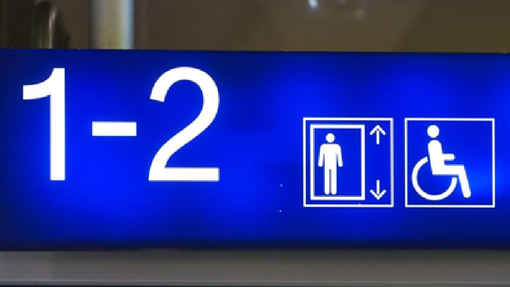 Podróż pociągiem osób z niepełnosprawnościami Oznaczenia dla osób niepełnosprawnych na dworcach