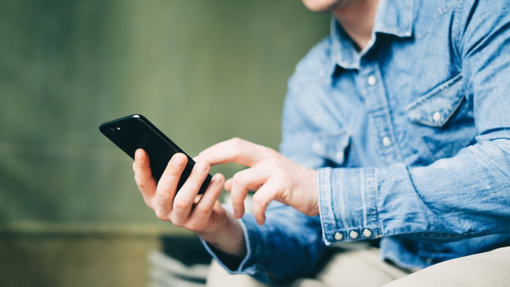 Dworzec PKP Jarosław pan z telefonem w ręku - dworzec PKP w Jarosławiu