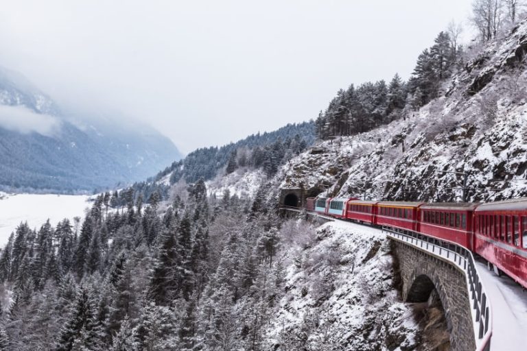 Szwajcarska kolej panoramiczna Glacier Express na tle alpejskiego krajobrazu - trasa Zermatt-St. Moritz