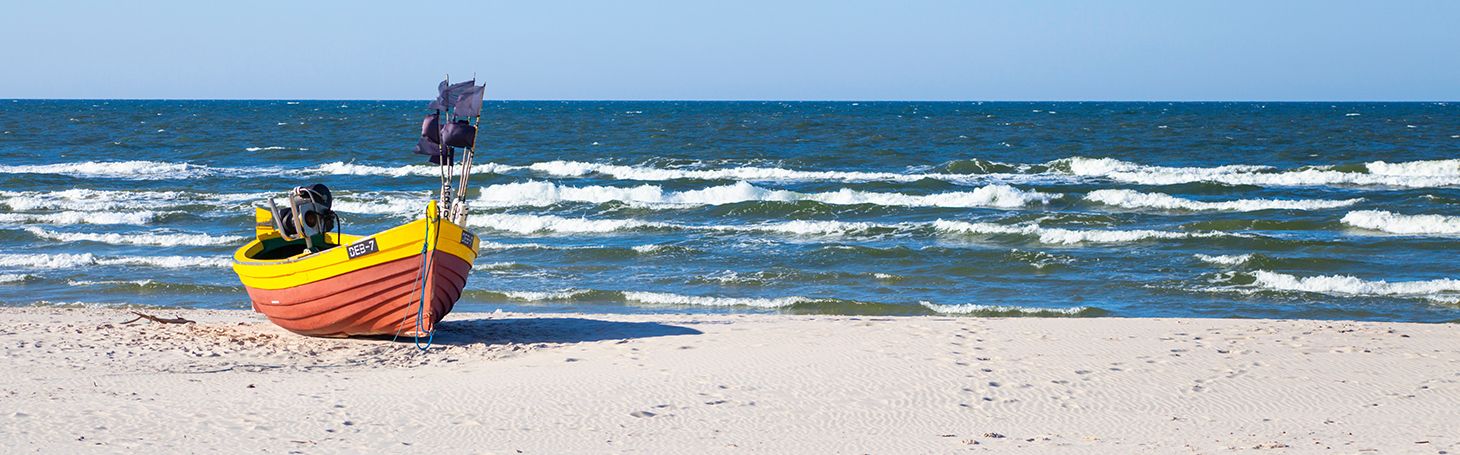 Pociągi nad morze Łódka na plaży