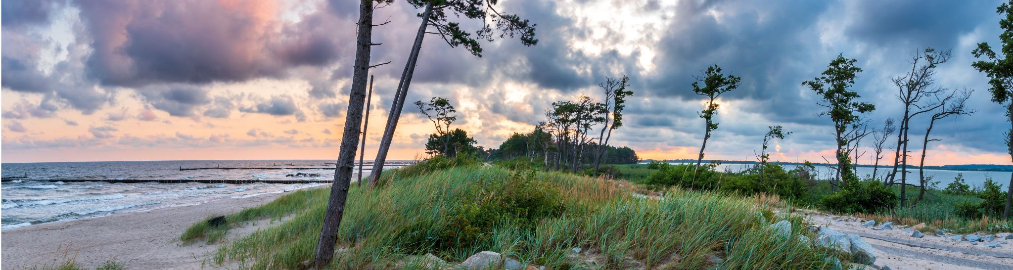 Odwiedź Darłowo w tym roku! zdjęcie: widok na darłowską plażę z lotu ptaka
