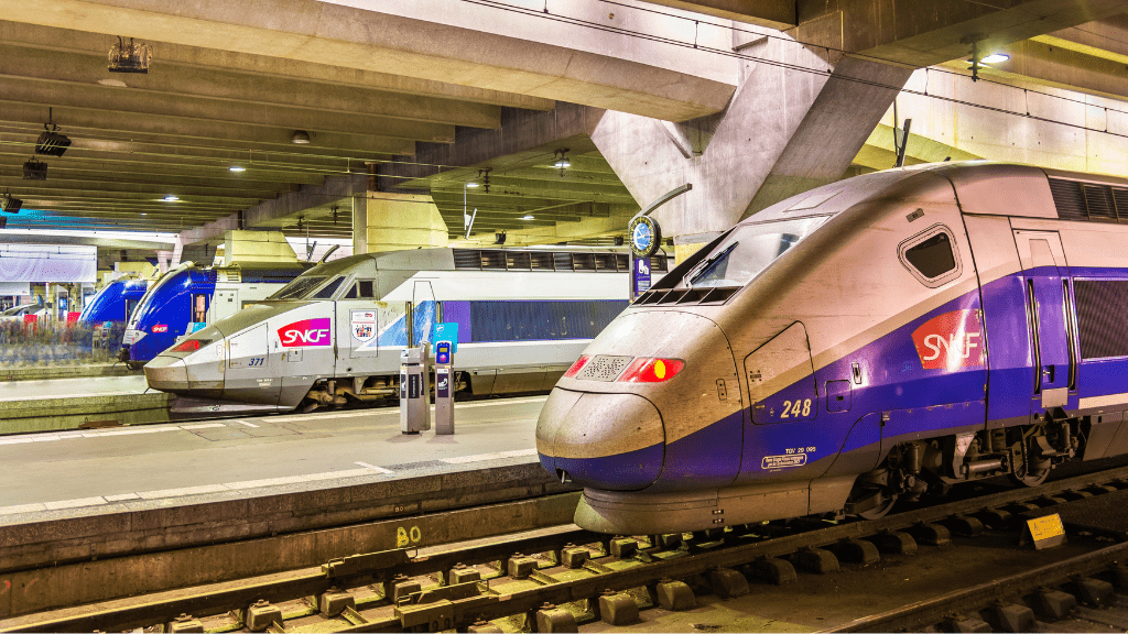 TGV - szybka kolej we Francji Pociągi na stacji