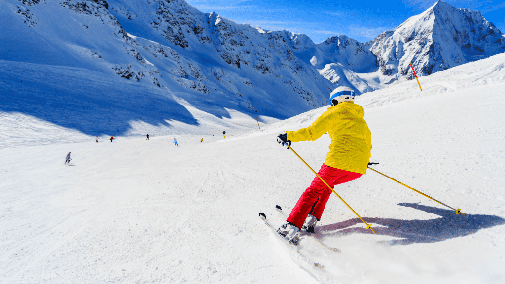 Travelski Express – wszystko, co warto wiedzieć o tym przewoźniku Osoba zjeżdżająca na nartach