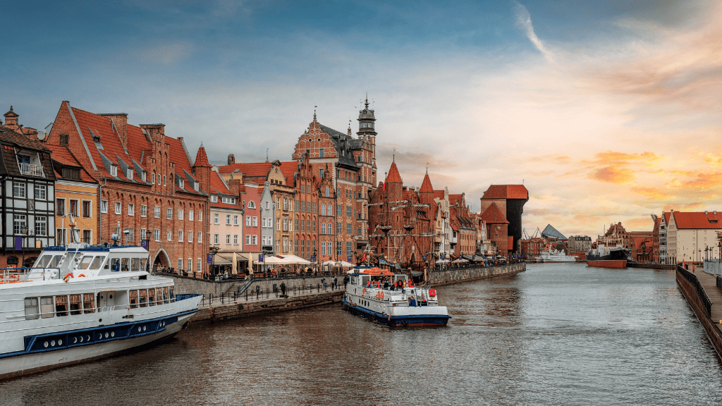 Gdzie jechać na wakacje we wrześniu? Poznaj te atrakcyjne kierunki Widok na Gdańsk
