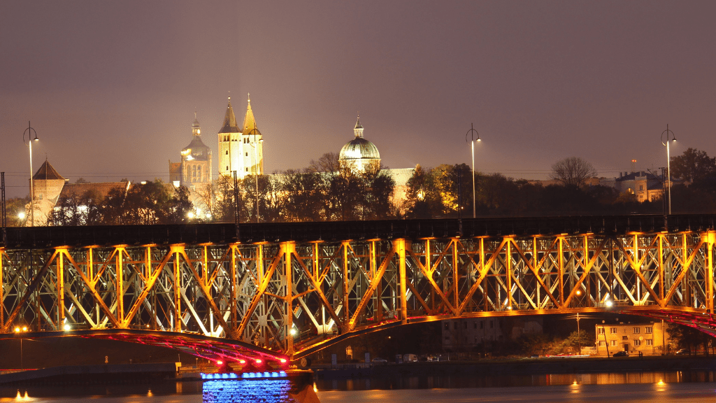 Płock – atrakcje turystyczne, miejsca i zabytki warte obejrzenia Oświetlony most nad rzeką Wisłą