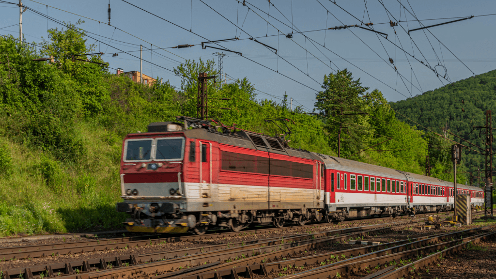 Pociągi na Słowacji Czerwony pociąg na trasie