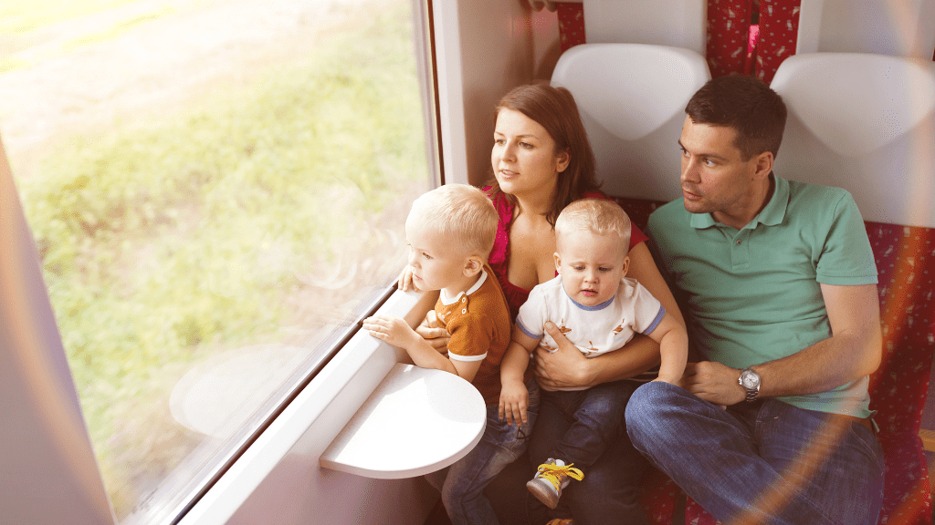 RegioJet pociągi rodzina w pociągu RegioJet - przedział dziecięcy
