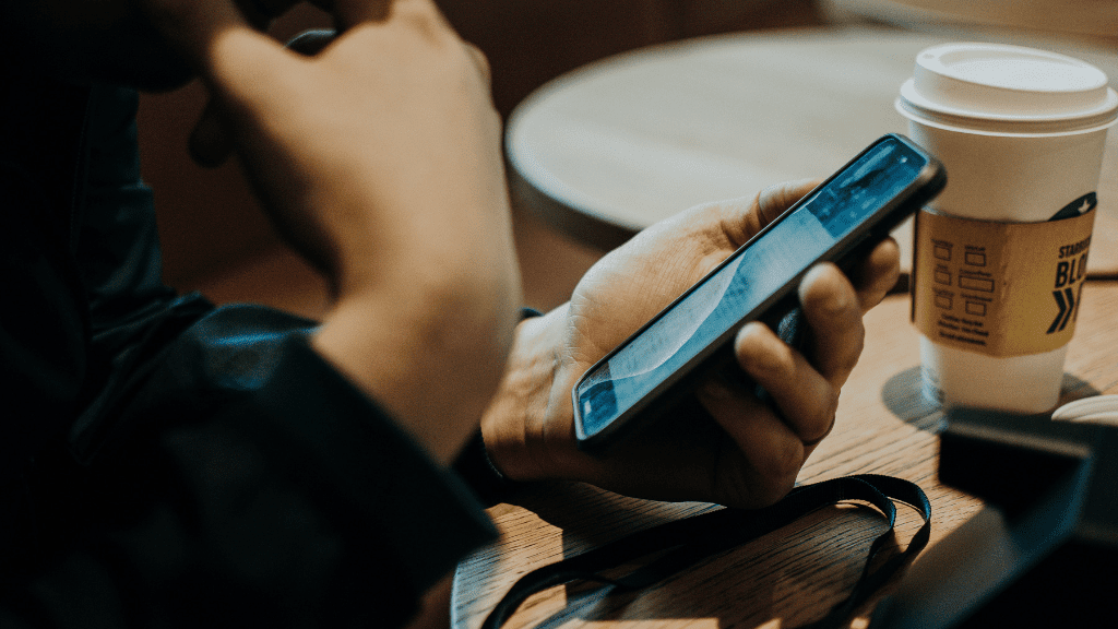 Ile dni wcześniej można kupić bilet na Intercity Pani trzymająca telefon w dłoni