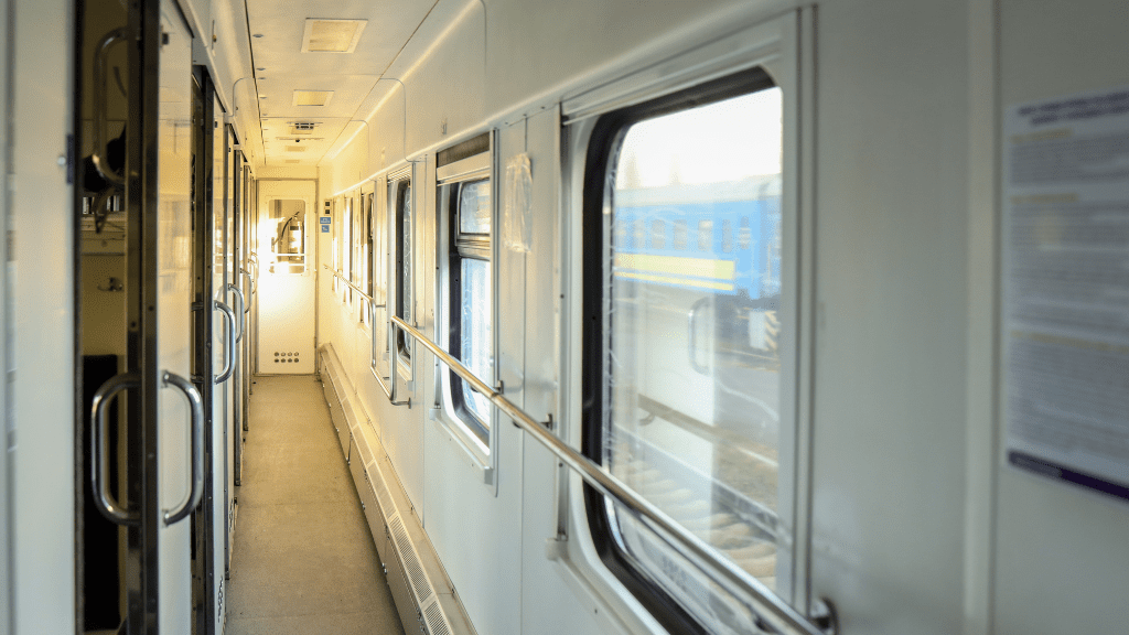 Toaleta w pociągu – wszystko, co warto wiedzieć przed podróżą Wagon z przedziałami