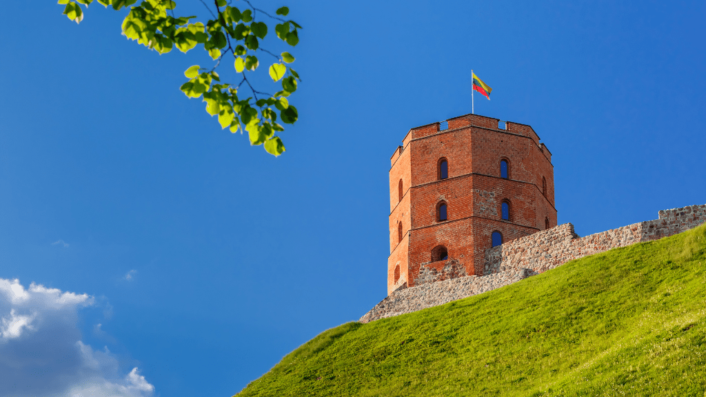Jak dojechać z Białegostoku do Wilna pociągiem - poradnik dla podróżujących Widok na Basztę Giedymina