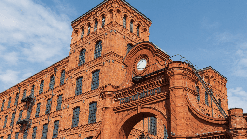 City break z Poznania pociągiem – najlepsze i tanie kierunki Budynek Manufaktury w Łodzi