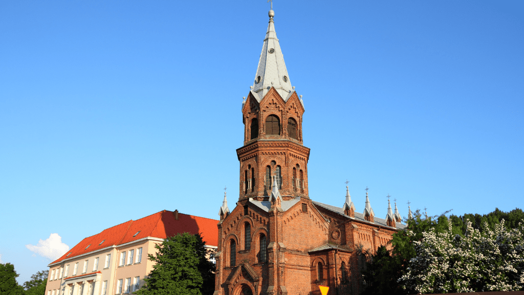 City break z Wrocławia pociągiem Konin widok na kościół