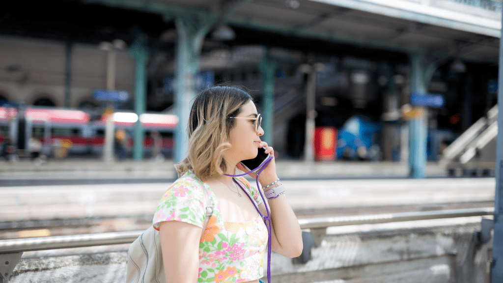 polregio kontakt kobieta dzwoniąca przez telefon