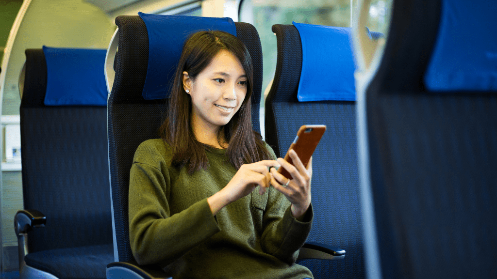 Wi-Fi w pociągach Pendolino Kobieta korzystająca z telefonu
