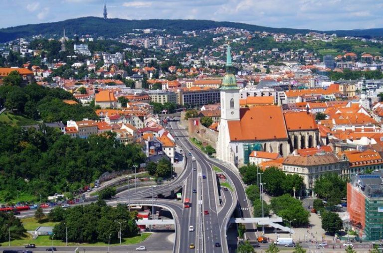 Podróż pociągiem z Wiednia do Bratysławy - sprawdź dostępne trasy Bratysława panorama